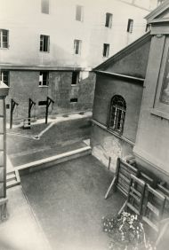 Pohled na šibenice a popraviště na nádvoří Kounicových kolejí v roce 1945