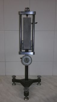 Kaufmanův přístroj na měření délkové roztažnosti a měřený trámeček o normovaných rozměrech | Autor: archiv Kláry Zárybnické