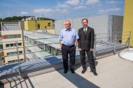 Profesor Kasal a jeden z členů týmu Tomáš Urbanec na střeše budovy FEKT