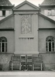 Na tomto místě pod sgrafitem sv. Václava byly v letech 1941–1942 popraveny stovky českých vlastenců