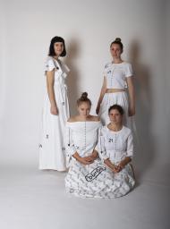 Oděvy jsou z bílého recyklovaného plátna a je na nich sítotiskem vyznačen krejčovský jazyk | Autor: Barbora Cicoňová
