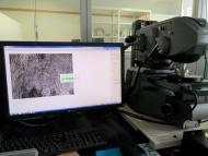 Pomocí laserového mikroskopu výzkumnici analyzují povrch hydrogelu | Autor: Archiv Davida Nečase