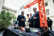 Představení OMG Robotics zaujalo i premiéra Petra Fialu při jeho návštěvě na VUT  | Autor: Jan Prokopius