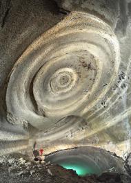 Druhé největší podzemní termální  jezero je v nedaleké jeskyni Breshka (Želva). | Autor: Archiv Marka Audyho