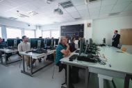 Prohlídka laboratoří FEKT VUT při zahájení prvního semestru programu proCyber. | Autor: Jakub Rozboud