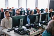 Prohlídka laboratoří FEKT VUT při zahájení prvního semestru programu proCyber. | Autor: Jakub Rozboud