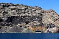 Magmatické žíly obnažené v kalderových stěnách Santorini. Představují „zamrzlé“ pokusy magmatu proniknout k povrchu a vyvolat erupci. | Autor: Lukáš Krmíček