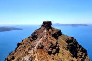 Skaros – pozůstatek vulkanického centra aktivního zhruba před 67–54 tisíci lety. Lávy a subvulkanické horniny zde vytvořily skalní ostroh vystupující nad santorinskou kalderou. | Autor: Lukáš Krmíček
